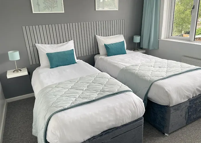 Warwick House, 5 Bedrooms, 9 Beds, Parking, Garden