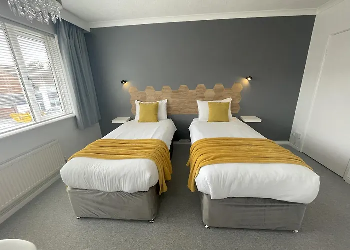 Warwick House, 5 Bedrooms, 9 Beds, Parking, Garden