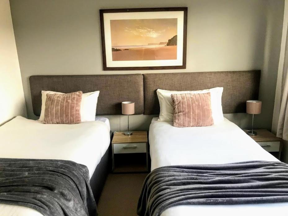 Casa vacanze Warwick House, 5 Bedrooms, 9 Beds, Parking, Garden *