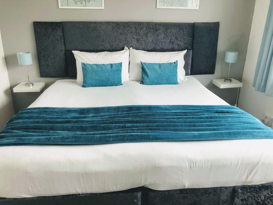 Warwick House, 5 Bedrooms, 9 Beds, Parking, Garden Casa vacanze Coventry