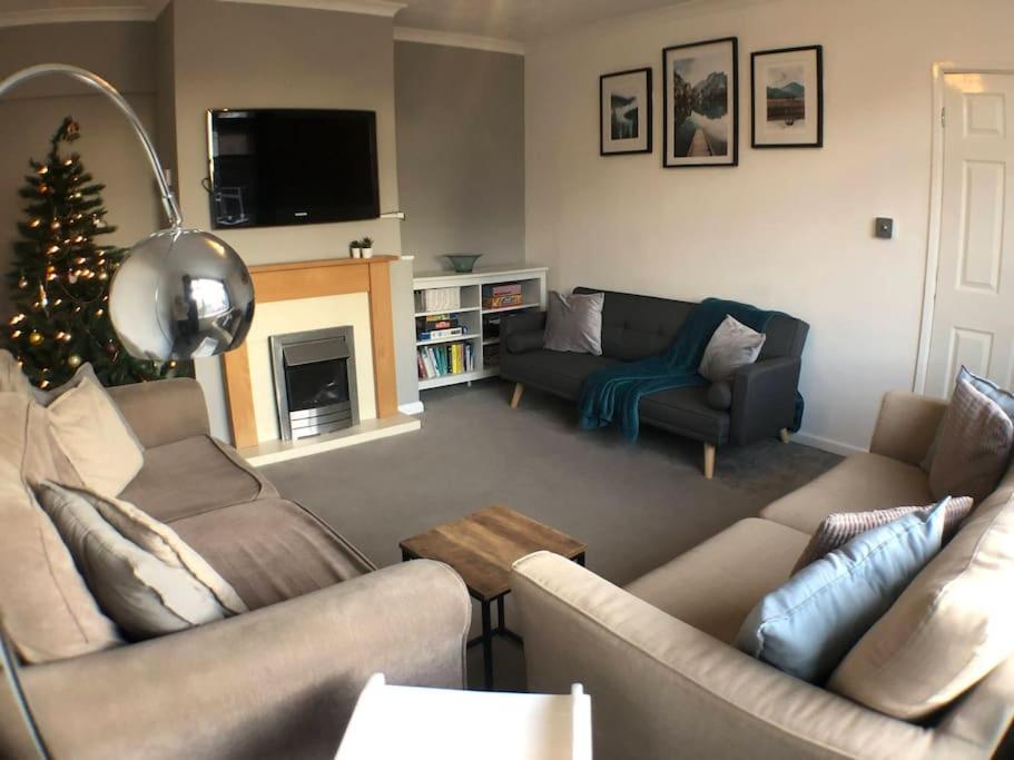 Casa vacanze Warwick House, 5 Bedrooms, 9 Beds, Parking, Garden
