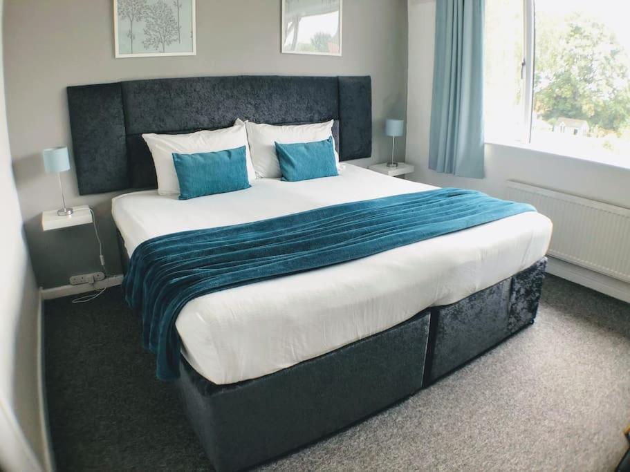 Warwick House, 5 Bedrooms, 9 Beds, Parking, Garden Casa vacanze *