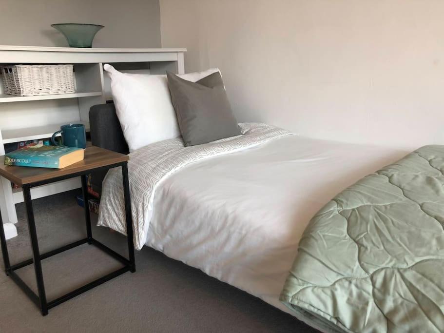 Casa vacanze Warwick House, 5 Bedrooms, 9 Beds, Parking, Garden *