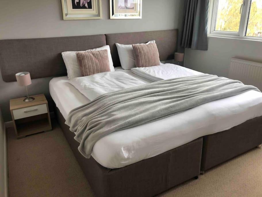 Casa vacanze Warwick House, 5 Bedrooms, 9 Beds, Parking, Garden Coventry