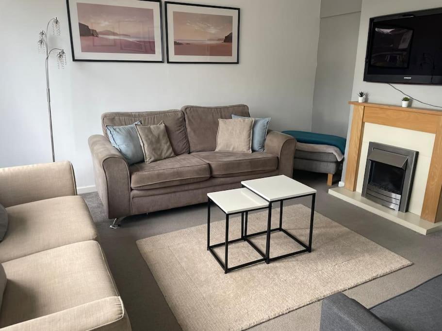 Casa vacanze Warwick House, 5 Bedrooms, 9 Beds, Parking, Garden