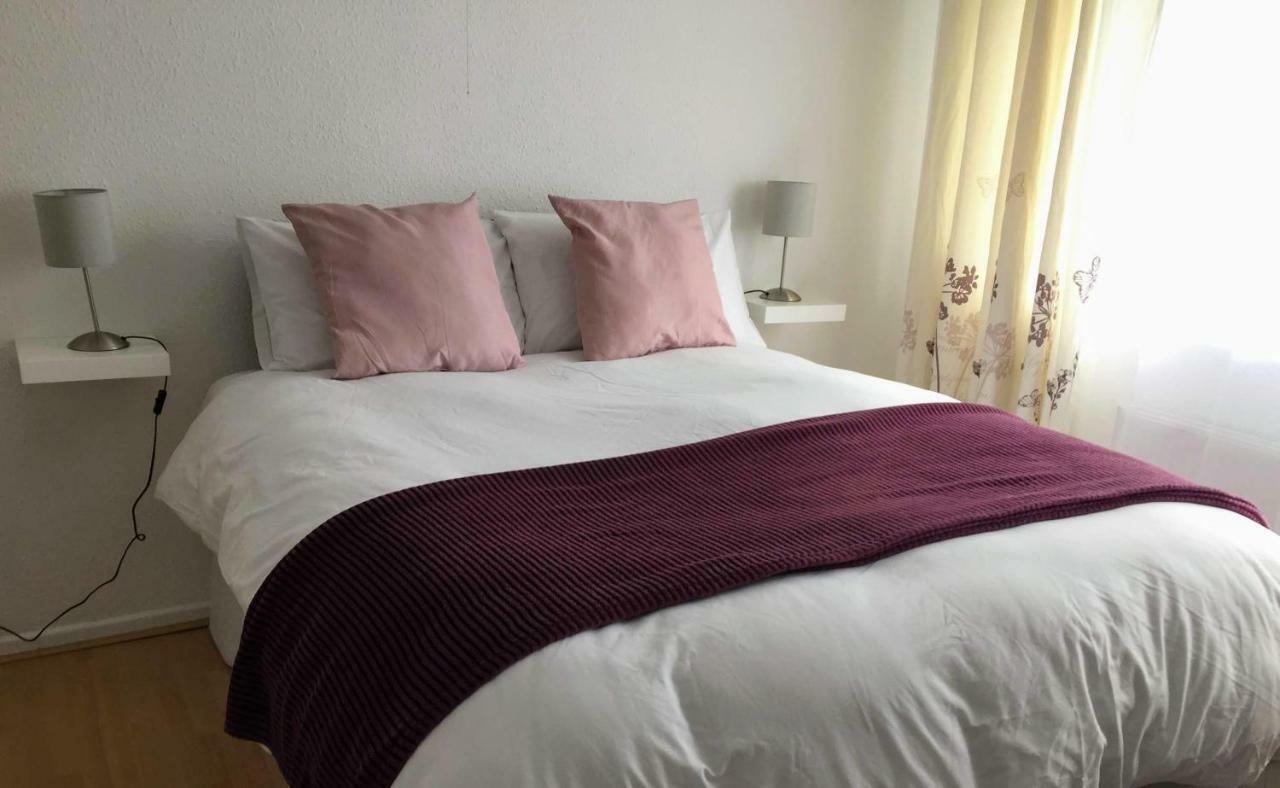Casa vacanze Warwick House, 5 Bedrooms, 9 Beds, Parking, Garden *