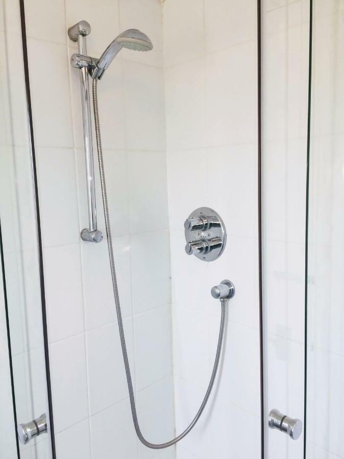 Casa vacanze Warwick House, 5 Bedrooms, 9 Beds, Parking, Garden